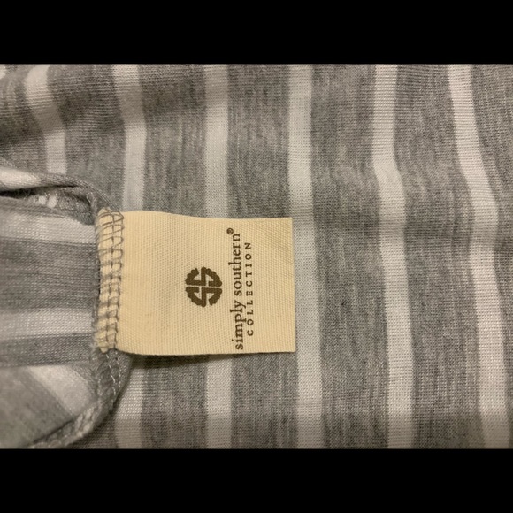 Simply southern shirt. Size:Large. It has cut outs on the shoulders. Grey/white - Picture 5 of 6
